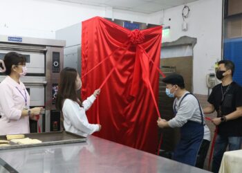 事業有成回饋故里  送電烤爐助愛工坊