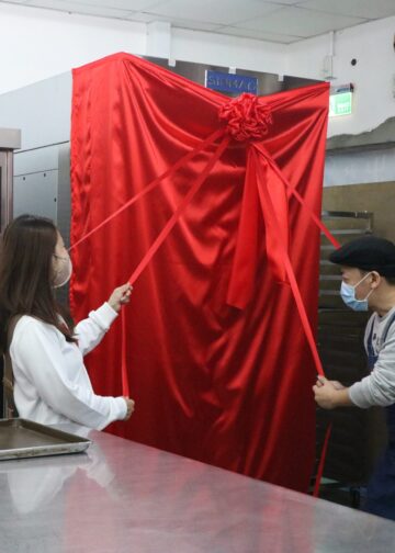 事業有成回饋故里 送電烤爐助愛工坊