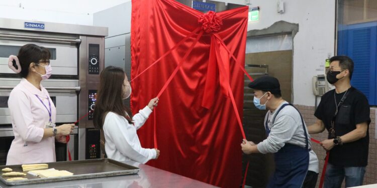 事業有成回饋故里  送電烤爐助愛工坊