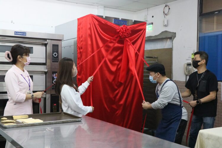 事業有成回饋故里 送電烤爐助愛工坊