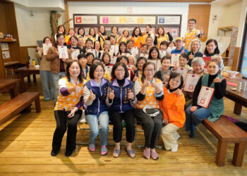 不當數位難民!新北市據點數位陪伴員上線 協助長輩輕鬆掛號、搭車、線上購物