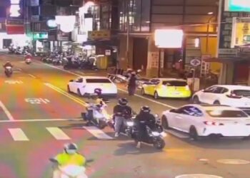 影音/男子持刀上街  警方啟動快打部隊立即到場制伏