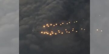 影音/迎接聖誕節 北歐空軍舉行聖誕樹飛行表演