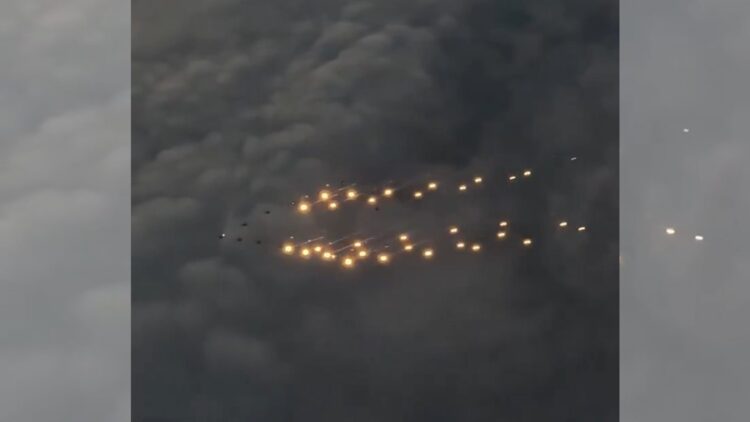 影音/迎接聖誕節 北歐空軍舉行聖誕樹飛行表演