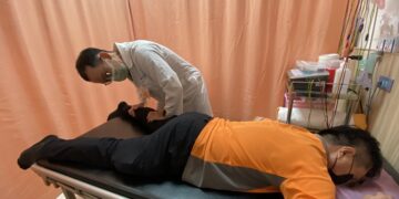 男右側從背痛到腳嚴重時走路都困難  醫師查出原來是小學時腳扭傷