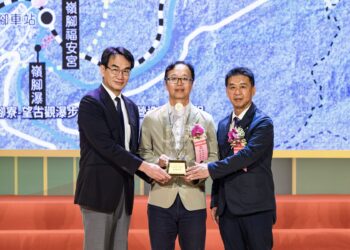 新北觀旅局奪金石獎雙項殊榮     展現空間轉型實力     於市政會議呈獻獎盃