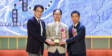 新北觀旅局奪金石獎雙項殊榮     展現空間轉型實力     於市政會議呈獻獎盃