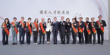 行政院院長卓榮泰頒發2025國家人才發展獎 肯定得獎單位攜手政府厚植人才永續多元發展