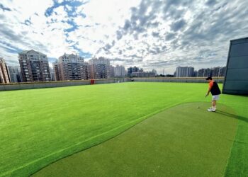 淡水運動中心 1/5 煥新回歸 頂樓「戶外高球推桿場」亮相 試營運一週免費體驗