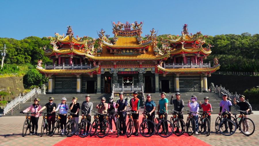 「天后遍路一日騎旅」沿著海線單車漫騎、拜訪信仰據點-騎乘路線經過3個媽祖廟-慈護宮、慈后宮與終點白沙屯拱天宮。(圖/記者林均和攝)