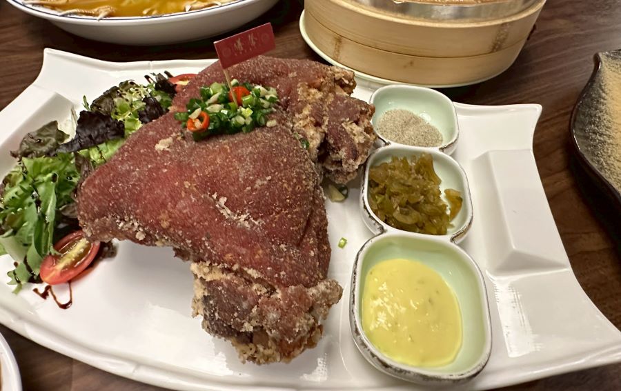 膳馨餐飲集團新推出的「駿馬迎新春,馨享好團圓」桌宴年菜-大元蹄外酥裡嫩。(圖/記者林均和攝)