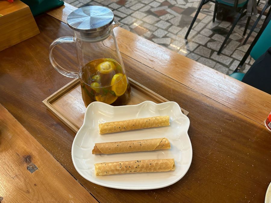 苗栗縣的山線「藝境慢遊」山板樵休閒農場的蛋捲食農課程。(圖/記者林均和攝)