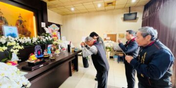 巡佐因公殉職 警專校友總會南下慰問 以行動陪伴家屬度過傷痛