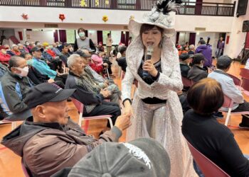 不畏天寒！台灣紫微公益協會攜手歸僑協會     用歌聲喚醒長輩年輕歲月     展現社會關懷