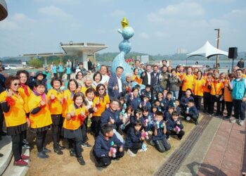 仁義潭全新地景藝術裝置揭幕　青銀世代融入家鄉特色