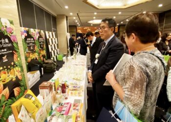 臺南花果參展東京國際花道博覽會 蘭花火鶴優雅登上日本王妃午宴餐桌