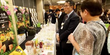 臺南花果參展東京國際花道博覽會 蘭花火鶴優雅登上日本王妃午宴餐桌