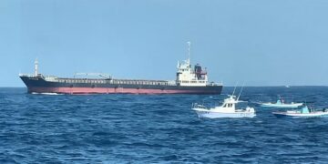 維護海域錨泊秩序　海巡署南部分署與航港局聯手查處滯留船舶