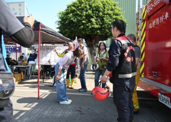 大發工業區火災撲滅　邱議瑩送蠻牛慰勞消防英雄：辛苦了