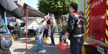 大發工業區火災撲滅　邱議瑩送蠻牛慰勞消防英雄：辛苦了