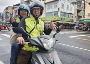 一台機車與選民的距離，左楠選戰中的人文風景　薛兆基夫妻的政治之途