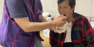 夜再深，人安為弱勢黑暗中點亮希望