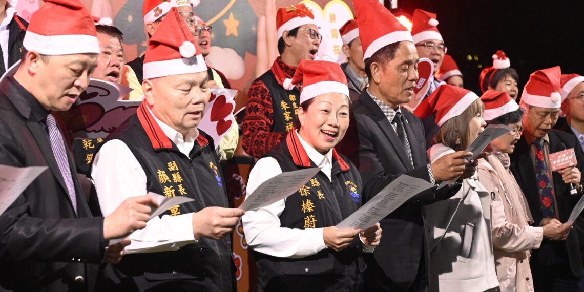 114年幸福耶誕城點燈吸睛 徐榛蔚:「幸福快遞,請簽收!」