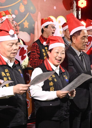 114年幸福耶誕城點燈吸睛 徐榛蔚:「幸福快遞,請簽收!」