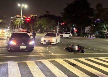 高市五福一路與民權一路口自小客與機車碰撞騎士受傷送醫　新興分局查處