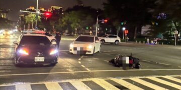高市五福一路與民權一路口自小客與機車碰撞騎士受傷送醫 新興分局查處