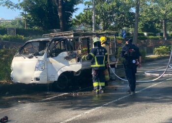 高市小港區金府路小貨車發生火燒車無人傷亡