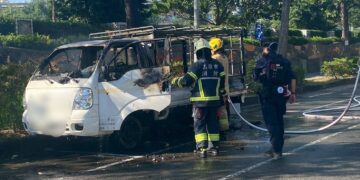 高市小港區金府路小貨車發生火燒車無人傷亡
