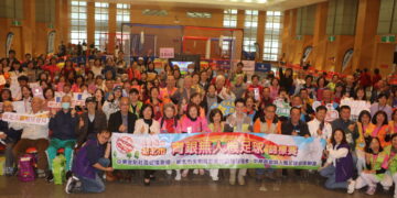 當無人機遇上銀髮族！新北首屆青銀足球錦標賽     科技魅力讓 6 成長輩「男」得心動