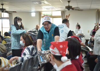 花蓮市公所聖誕愛心列車  駛往社福機構送耶誕禮物