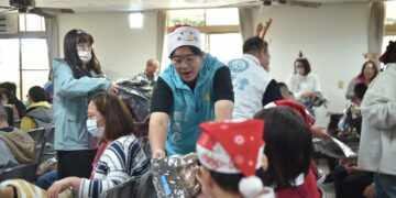 花蓮市公所聖誕愛心列車 駛往社福機構送耶誕禮物