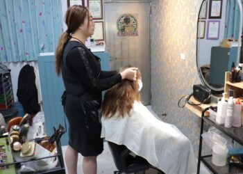 影音/美髮師斜槓成畫家 不羈畫風引歐洲注目