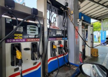 國內油價12/22起汽柴油各降0.4元　98無鉛跌破30元、超級柴油跌破25元