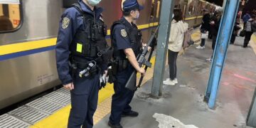 影音/北車、北捷外發生丟擲煙霧彈與隨機傷人事件 鐵警局總動員荷槍實彈巡邏