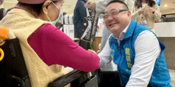 暖心送愛長者     戴錫欽辦公室主任訪紅心字會為長輩送暖補充營養