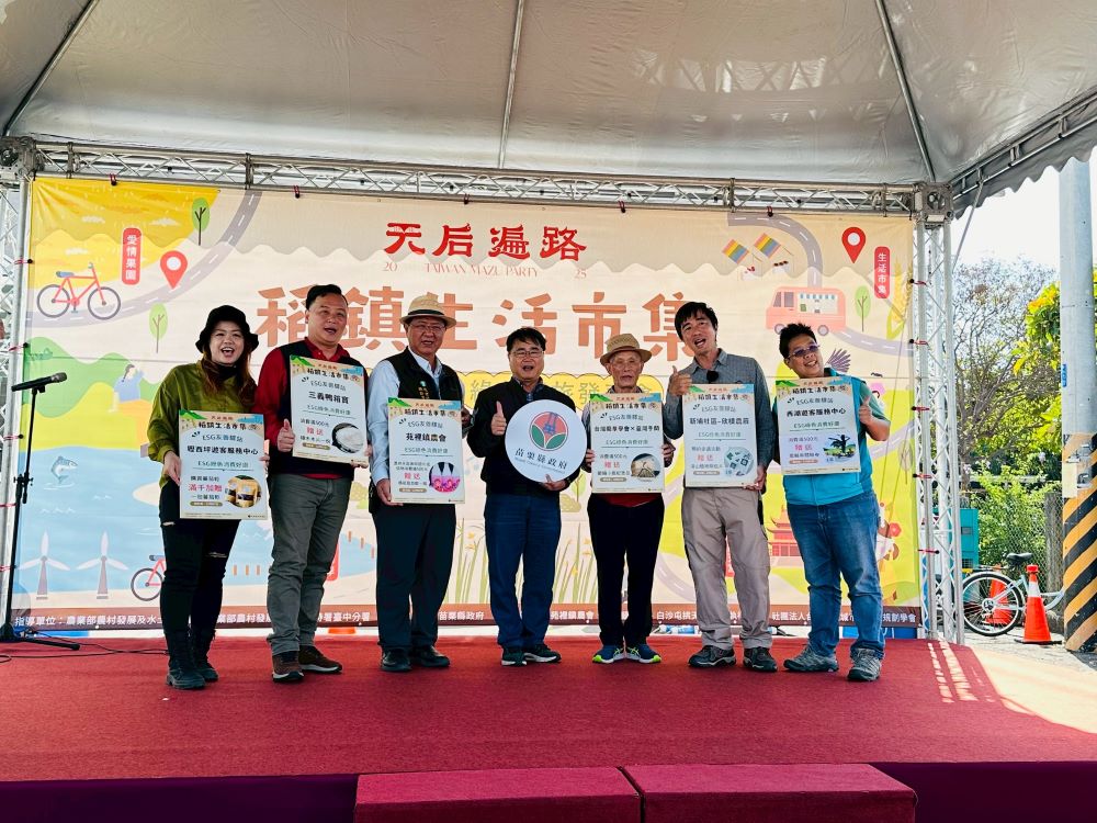 苗栗縣《天后遍路–稻鎮生活市集》11/29舉行開幕活動，縣府農業處副處長蔡政新宣告兩條全新主題遊程，邀參與的業者介紹特色內容。(圖/記者林均和攝)