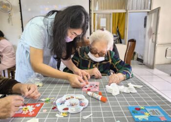 榮家住民參與非藥物治療活動 手作聖誕祝福禮盒花卡感受節慶