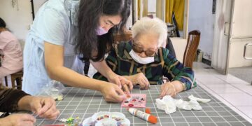 榮家住民參與非藥物治療活動 手作聖誕祝福禮盒花卡感受節慶