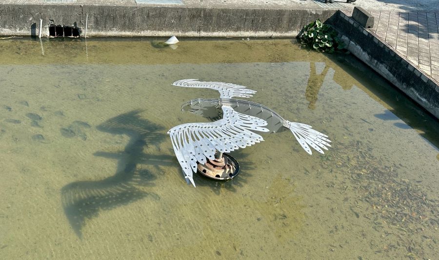 藝術家張樸勻以苑裡農村為靈感創作的《編織庇蔭》、《守護》、《蜻定稻香》三件作品，在愛情果園周邊展出-《守護》。(圖/記者林均和攝)