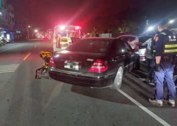 駕駛疑身體不適自撞路旁停車 意識清楚無明顯外傷警助送醫