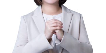 馬躍屏城春報喜，佳琪治市廉為先