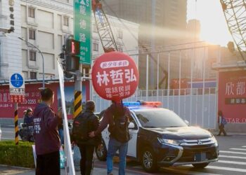 凹仔底公園「搶案」牽出詐團內鬨　林哲弘第一時間協助報警：突發狀況交由警方最安全