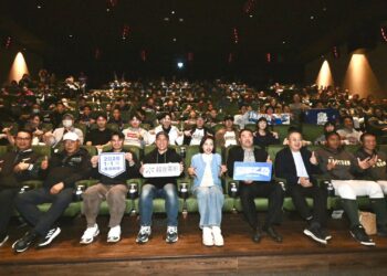 「邱議瑩包場《冠軍之路》邀導演龍男首場座談　高雄場親臨與退役球員齊聚見證熱血」