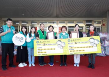 寒冬送暖　簡天生基金會及中華高滲透水冷光照護協會送棉被關懷弱勢