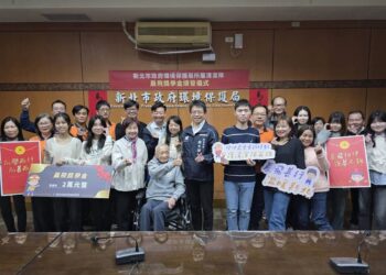 守護城市英雄!陳輝、陳念平父子捐百萬 新北「晨飛獎學金」溫暖清潔隊家庭