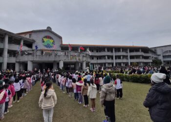 2026年國際聯合升旗典禮 東華附小校園飄揚12國國旗